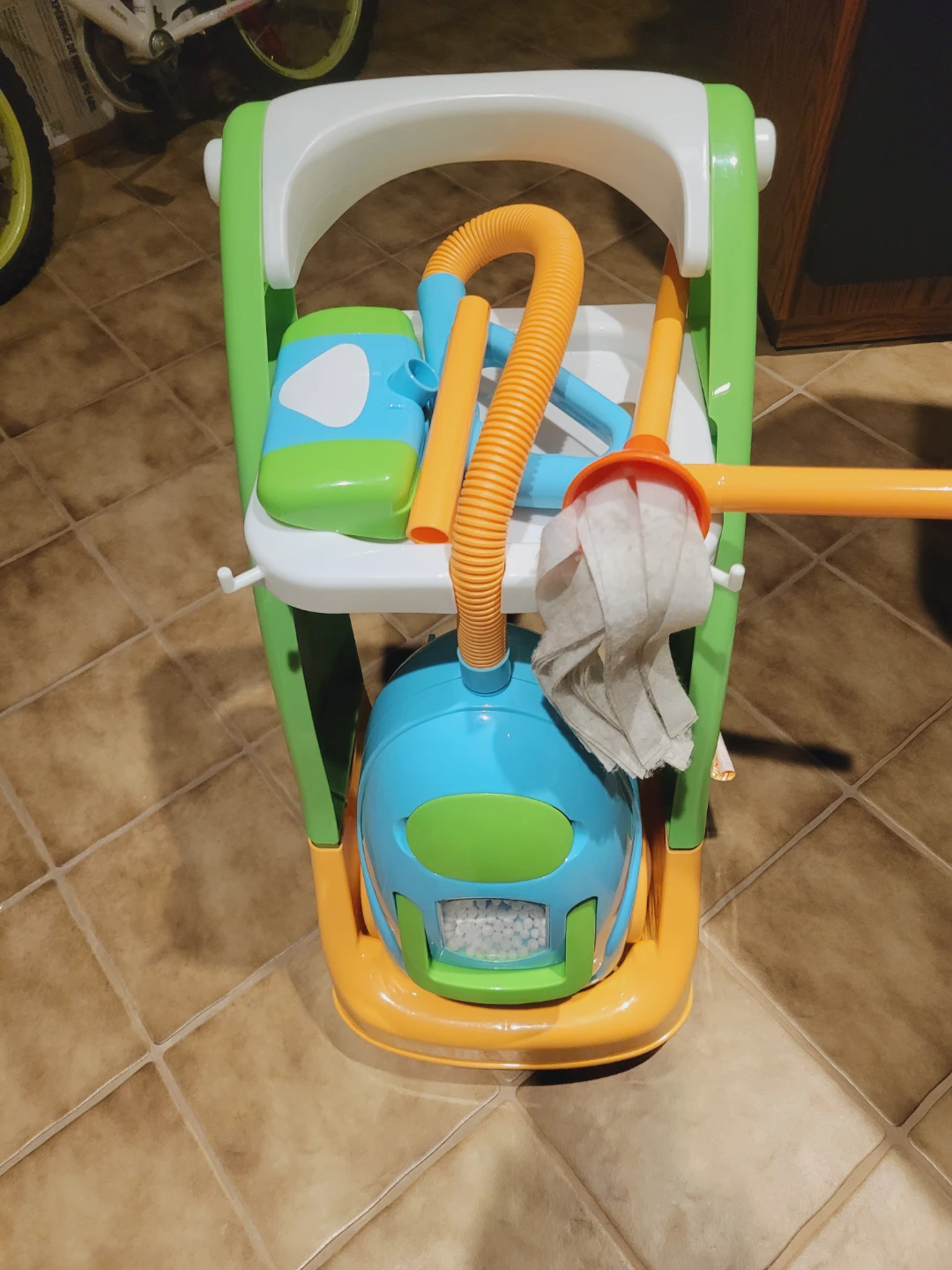 Cleaning kit with battery vacuum