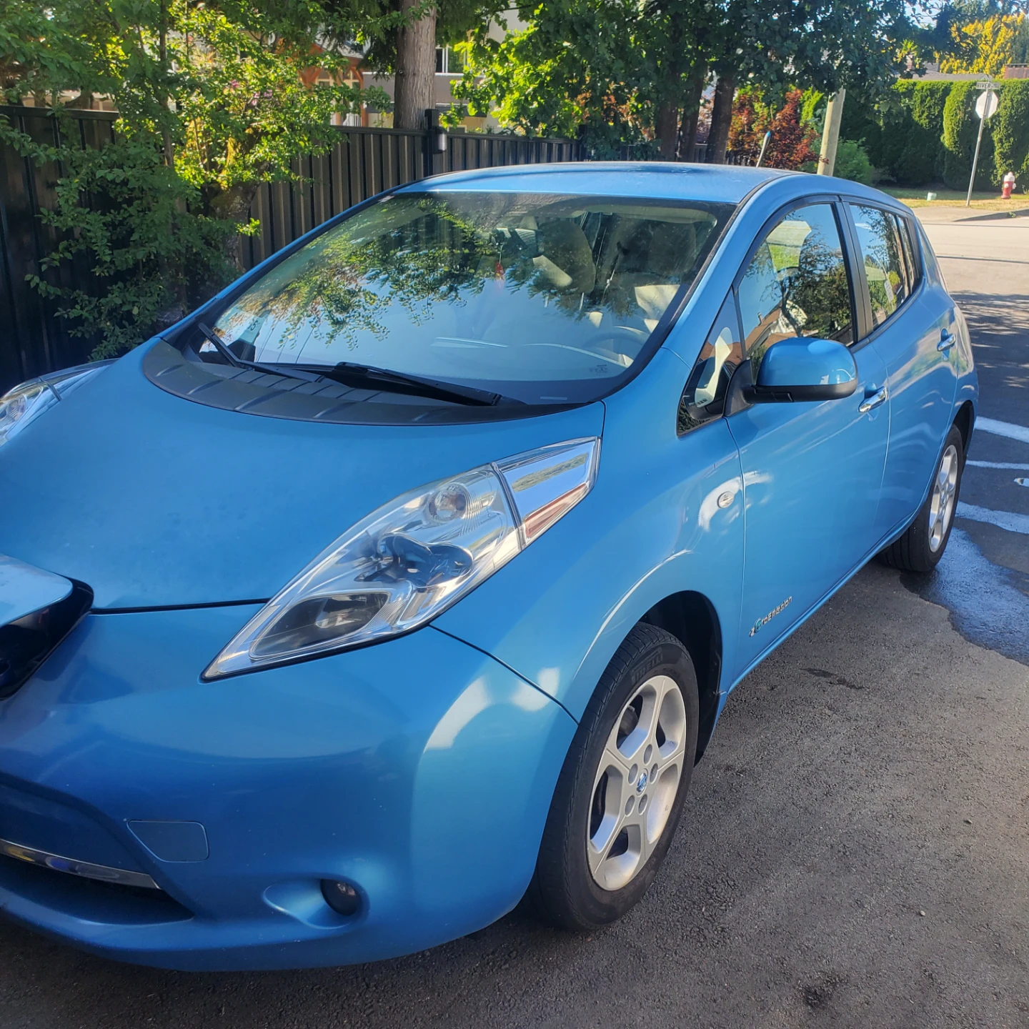 Blue Nissan Leaf Electric Car - photo 2