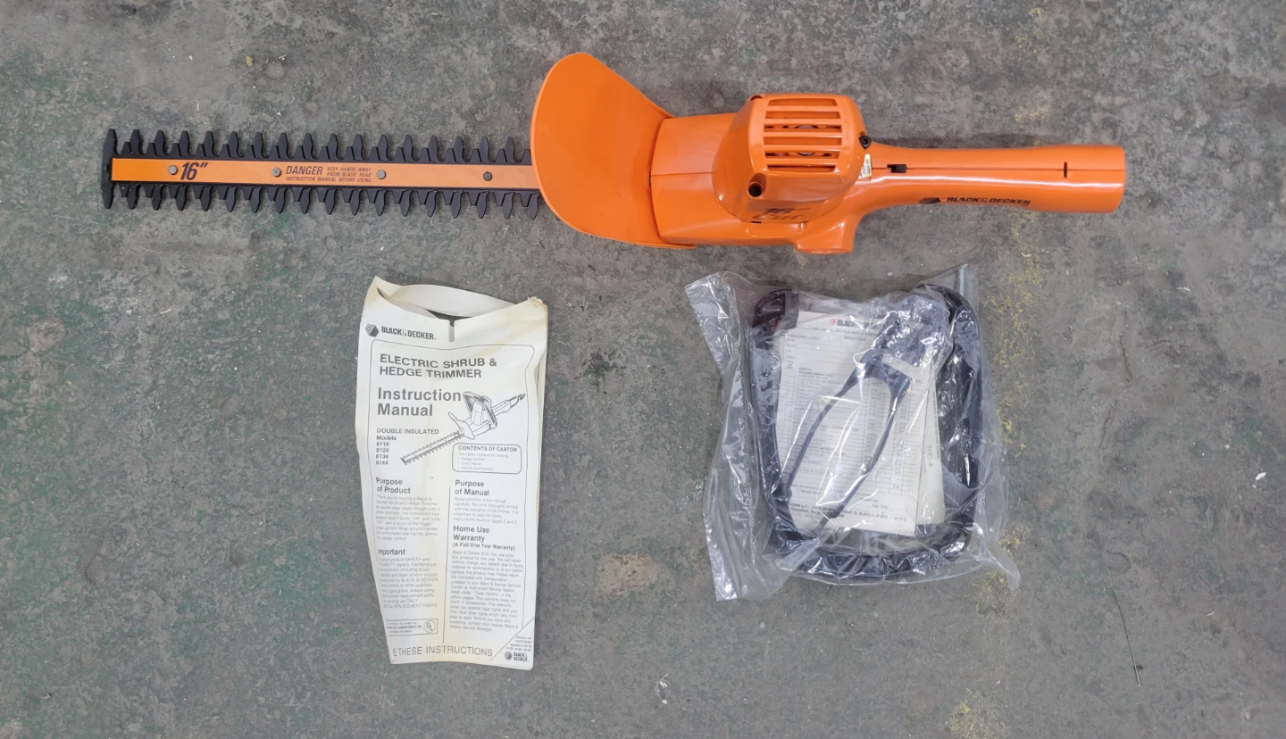 Brand new Black & Decker 16" Electric Hedge Trimmer - photo 2