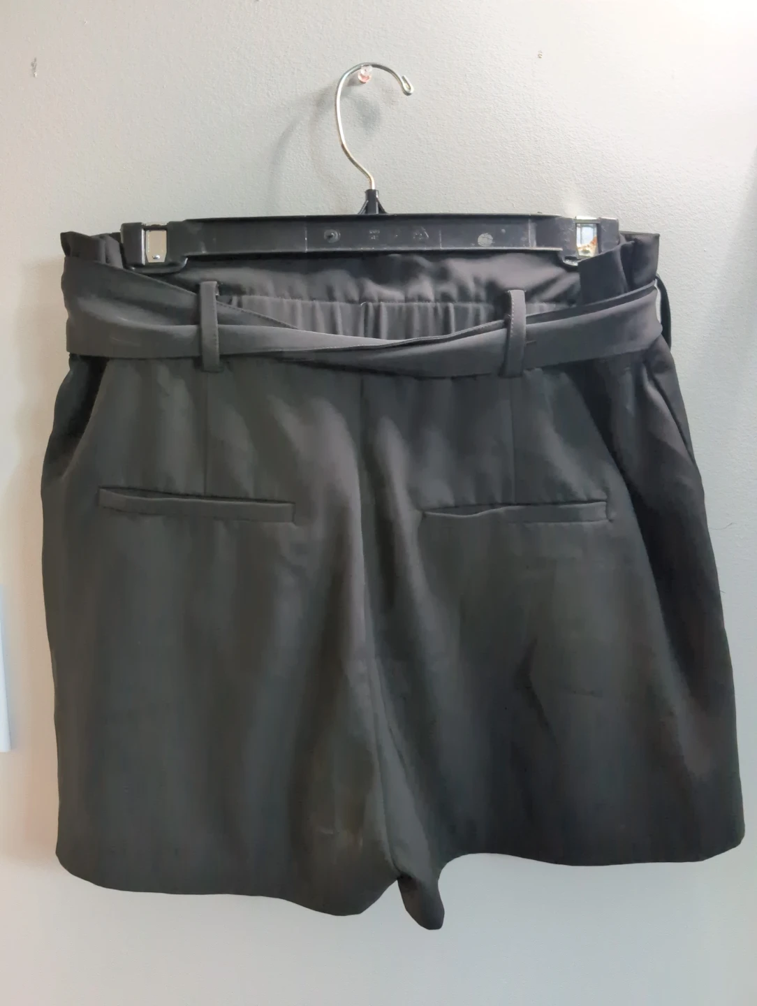 Black high waisted tie belt shorts - photo 4