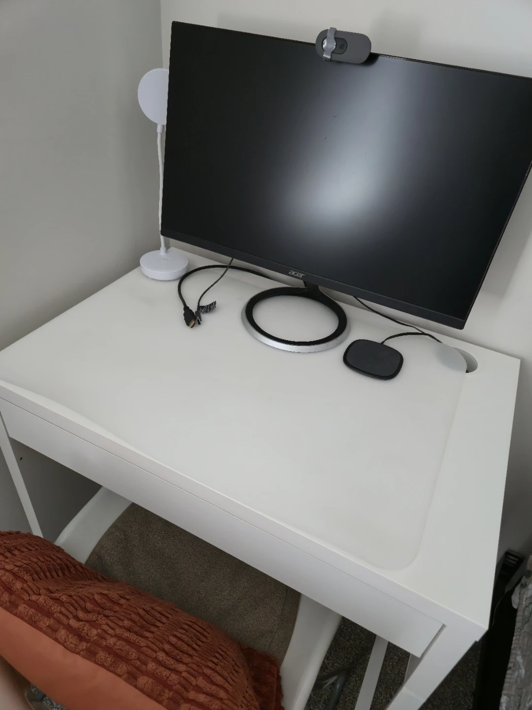 Ikea table only without monitor and chair - photo 2