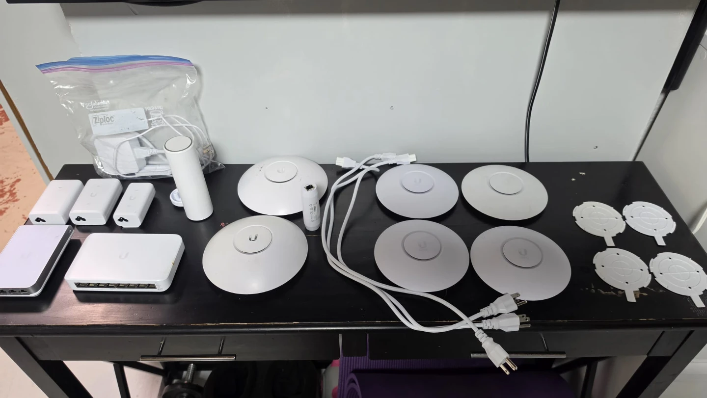 Ubiquiti UniFi Network Bundle – 8 AP + PoE Switch + Injectors