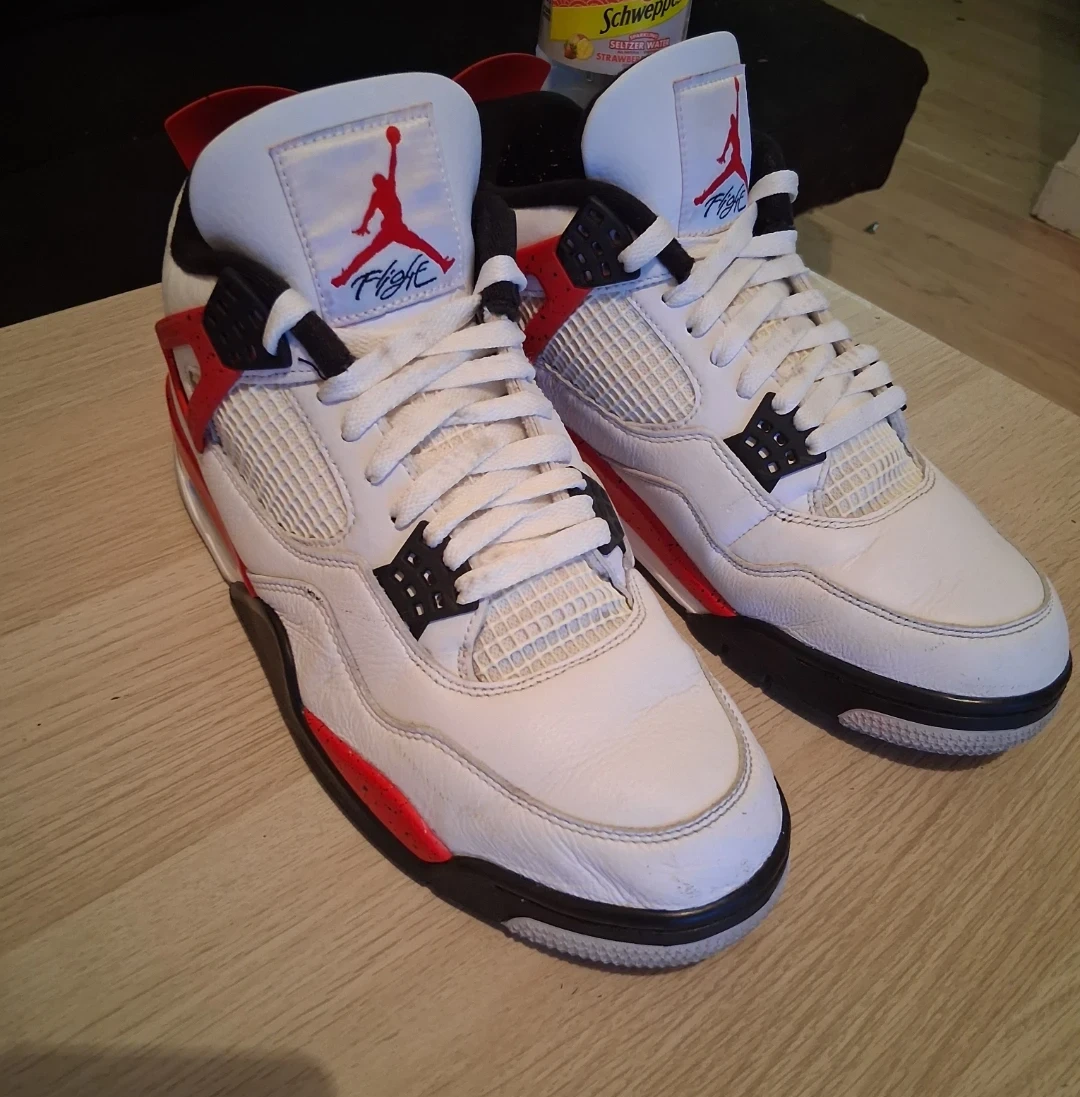Air Jordan 4 red cement