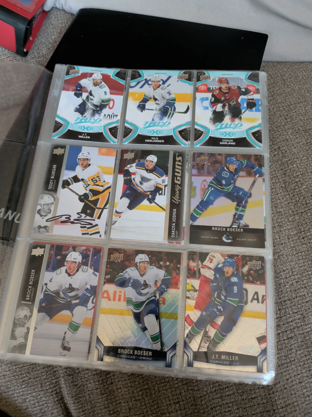 Book of around 50 hockey cards