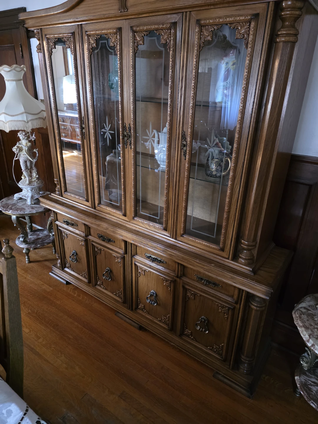 Dining room set with 6 chairs and tablr