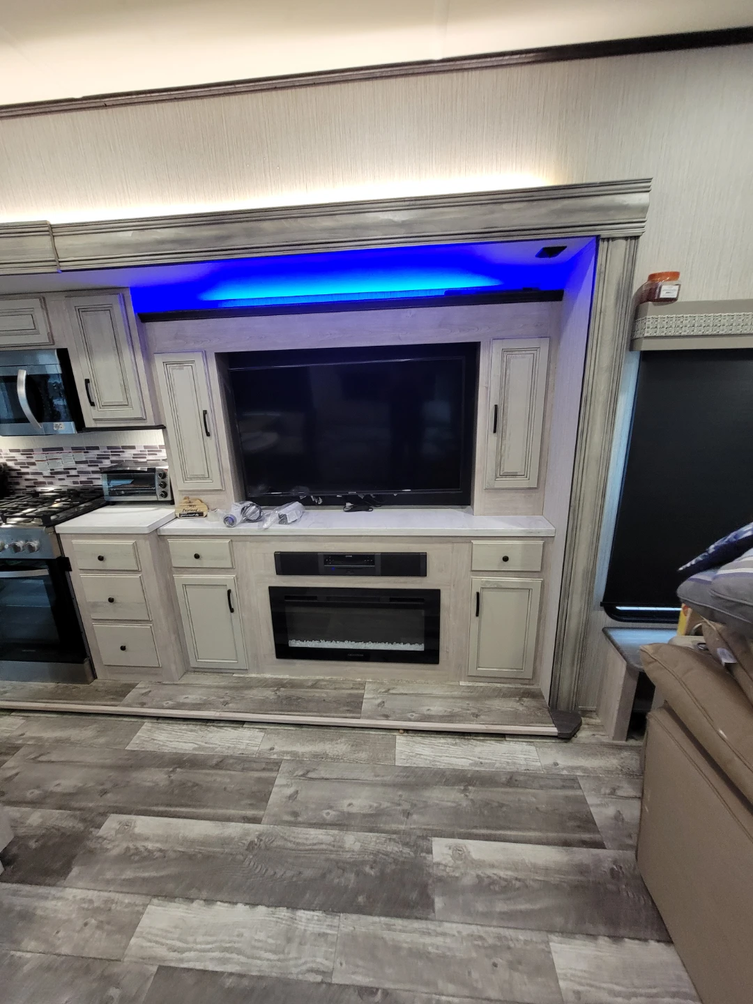 2022 Grand River 40ft Luxury Condo on Wheels