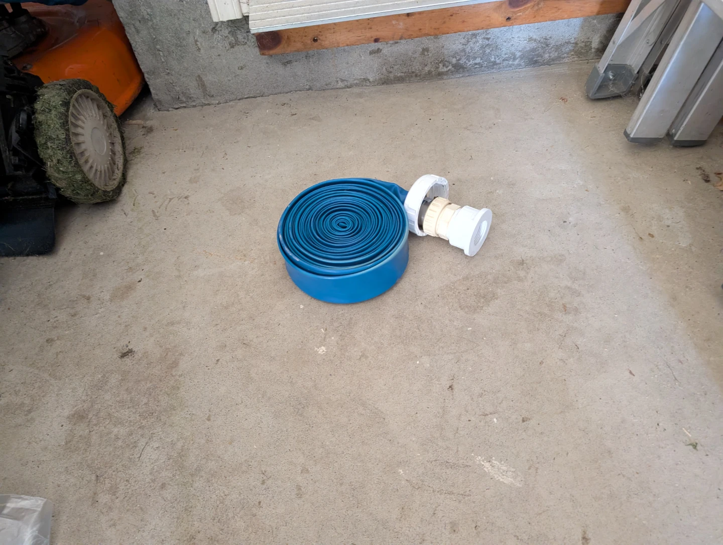 Pool backwash hose with coupling