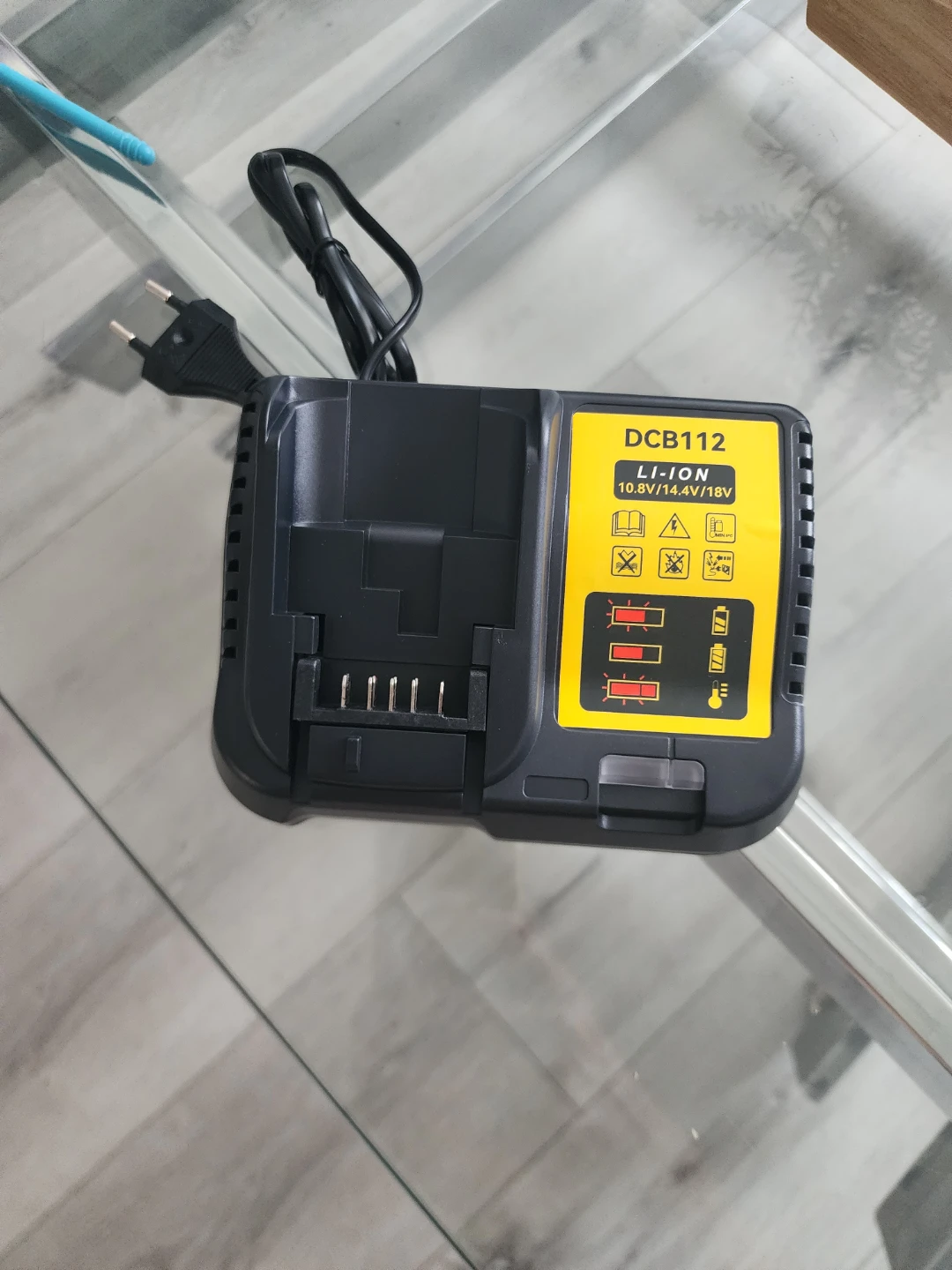 DCB112  Dewalt Lithium-Ion Battery Charger