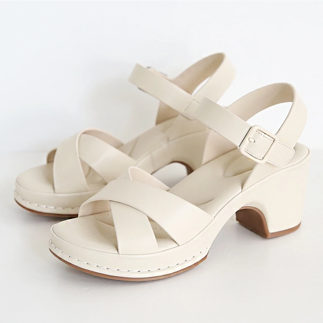size 6.5 brand new womens sandal never worn