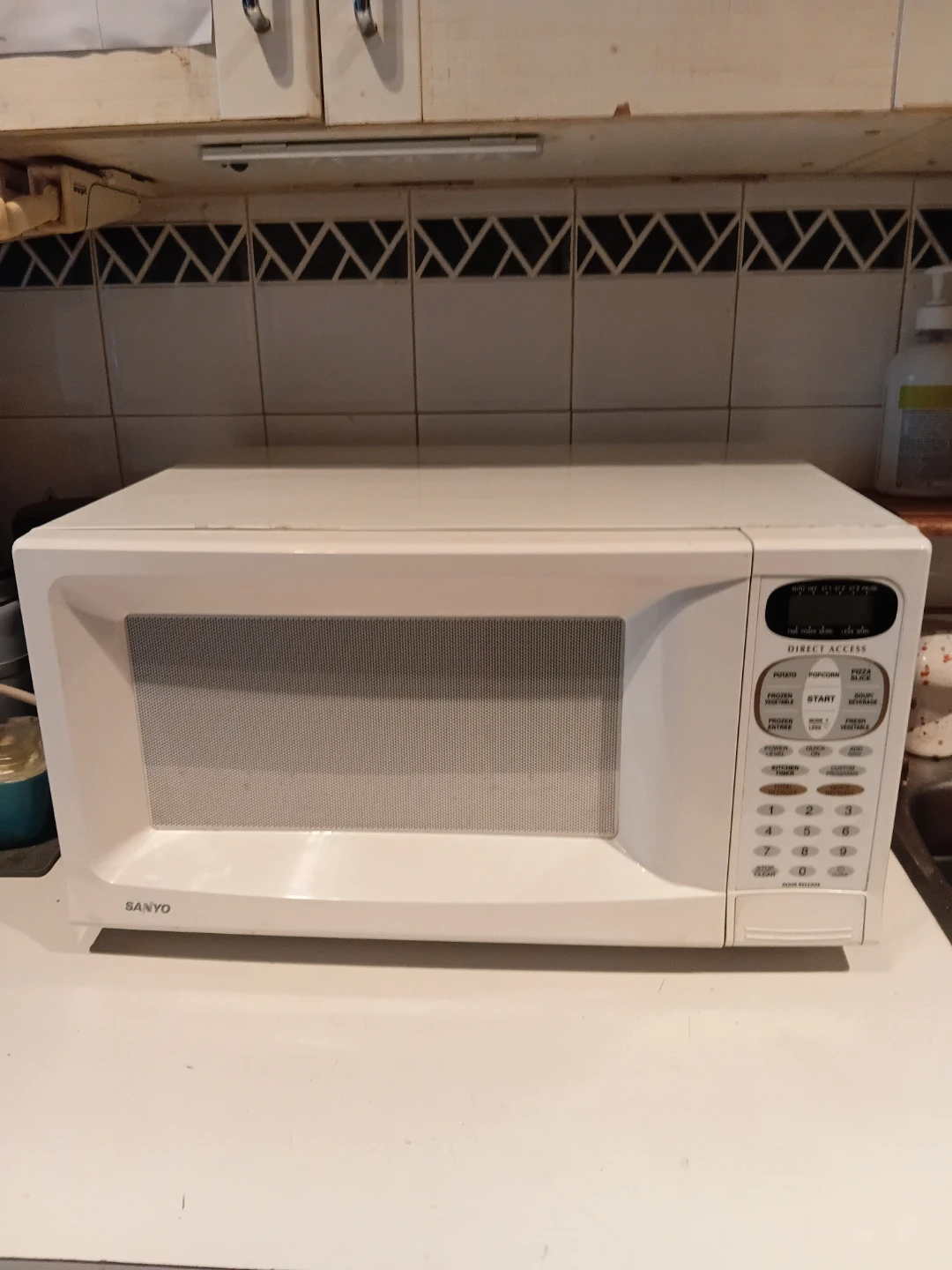 Sanyo White Compact Microwave Oven READ DESCRIPTION ON SIZE