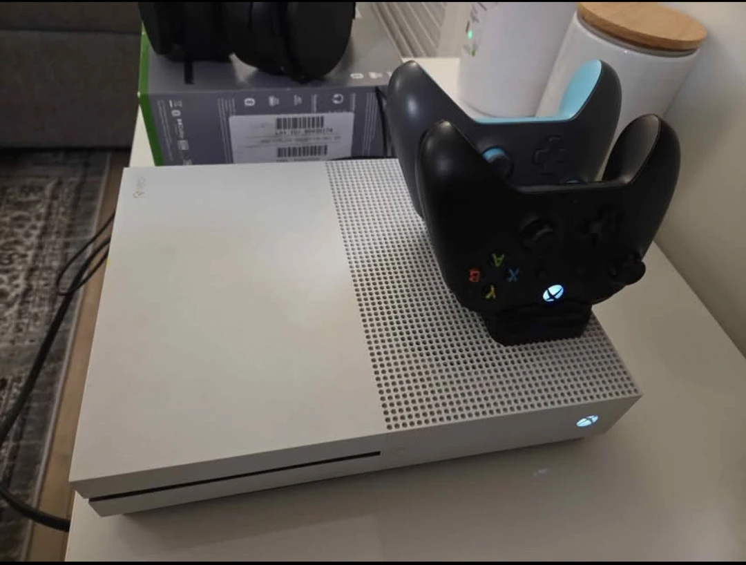 Xbox One S Console with 2 Controllers and Headphones - photo 2