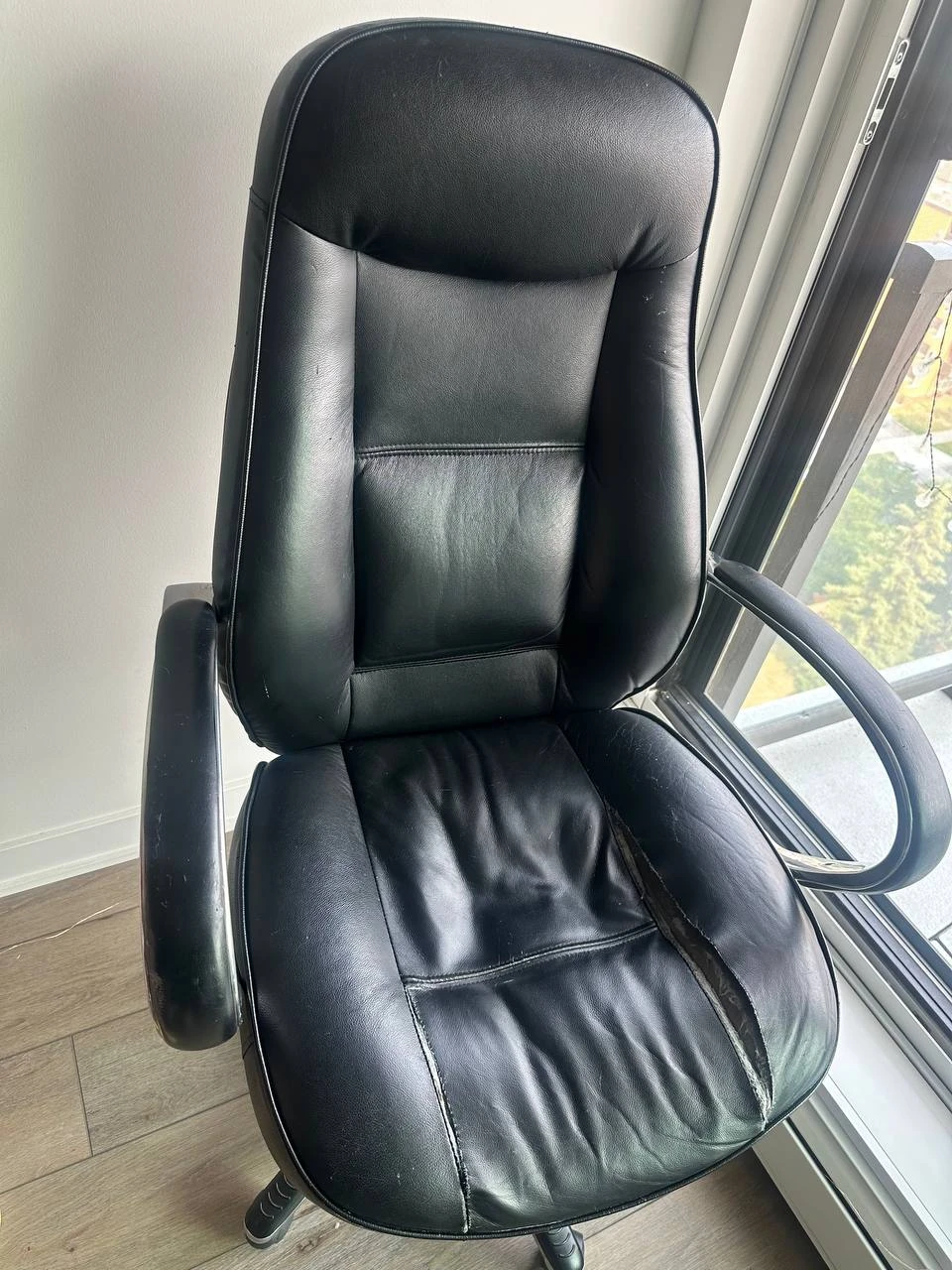 Free office chair — fully functional, cosmetic damage only - photo 3