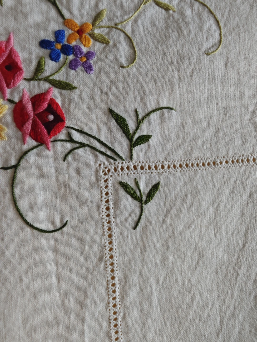 Hand Embroidered Floral Tablecloth - photo 4