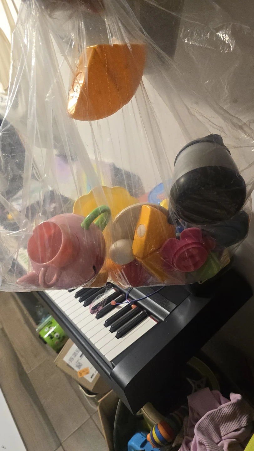 Tea set Bag of assorted children's toys