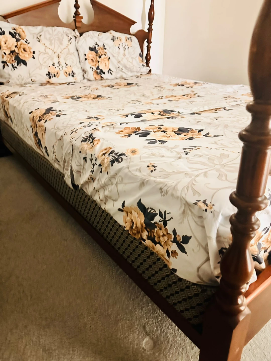 Bed and dresser - photo 2