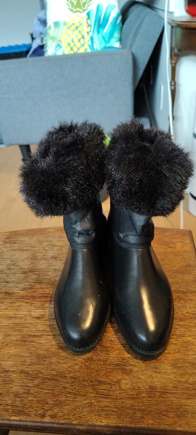 Black Winter Boots with Fur Trim