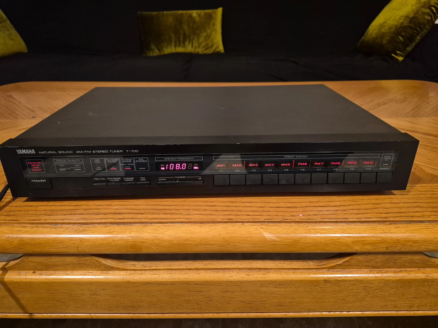 Yamaha T-700 Natural Sound AM/FM Stereo Tuner