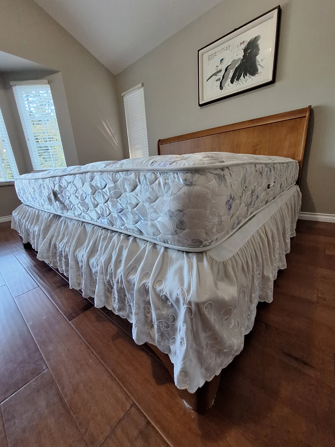 🆓️️Simmons Beautyrest King Size Mattress & 🆓️Bed Frame. - photo 4