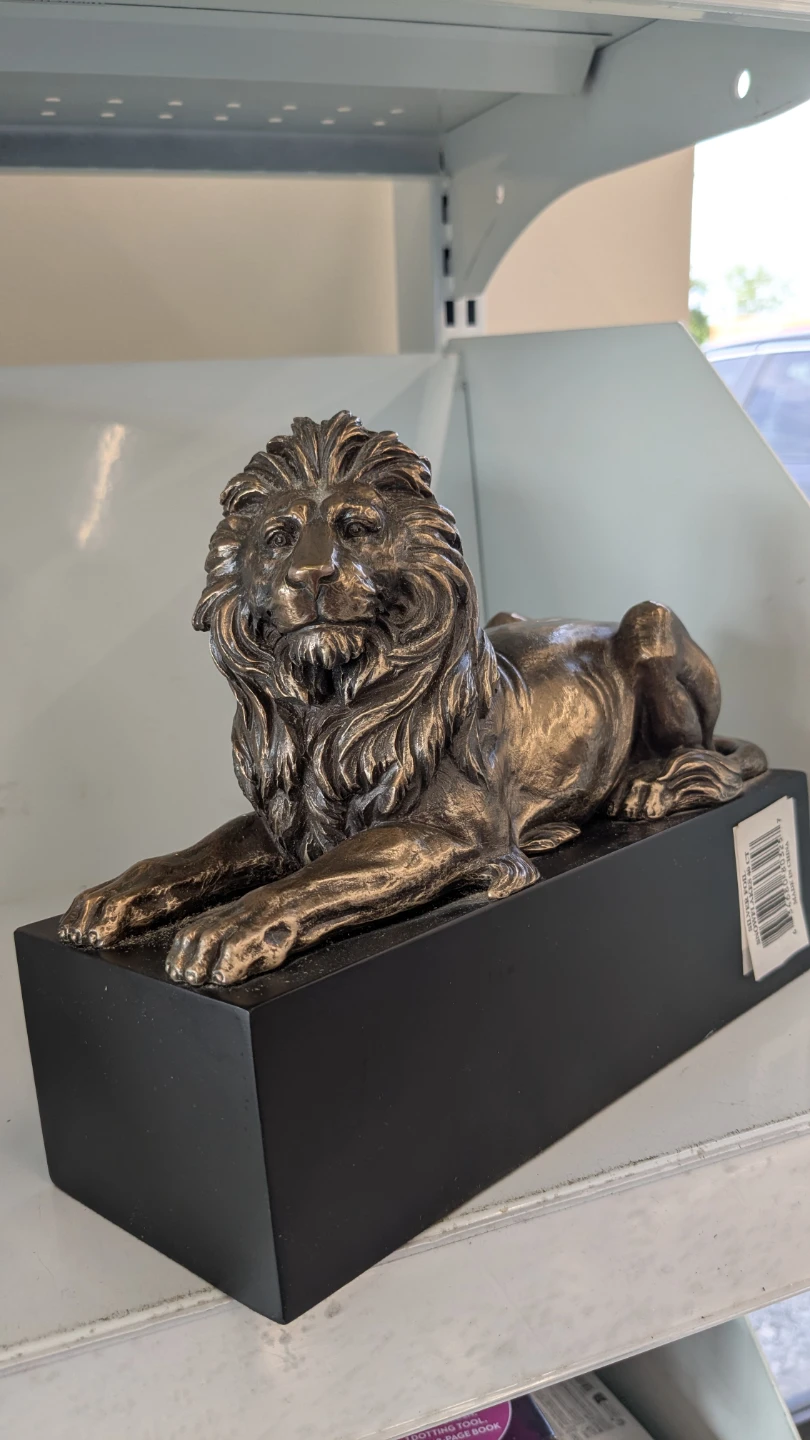 Lions statues - photo 2