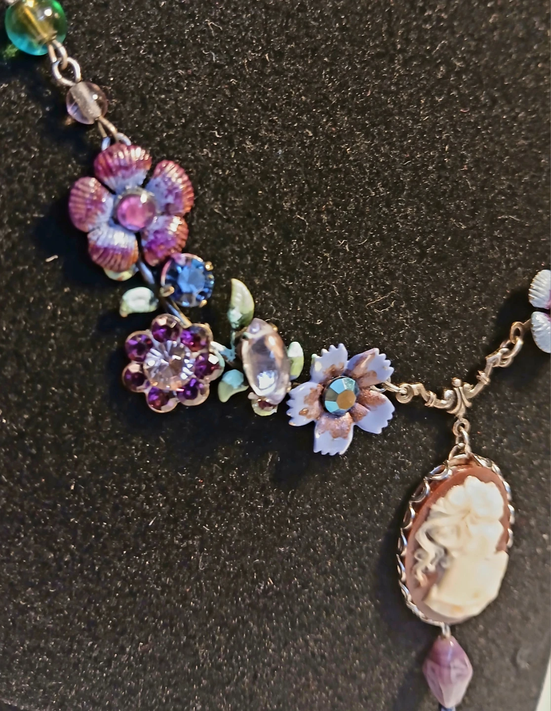 Cameo Pendant Necklace and Earring Set - photo 2