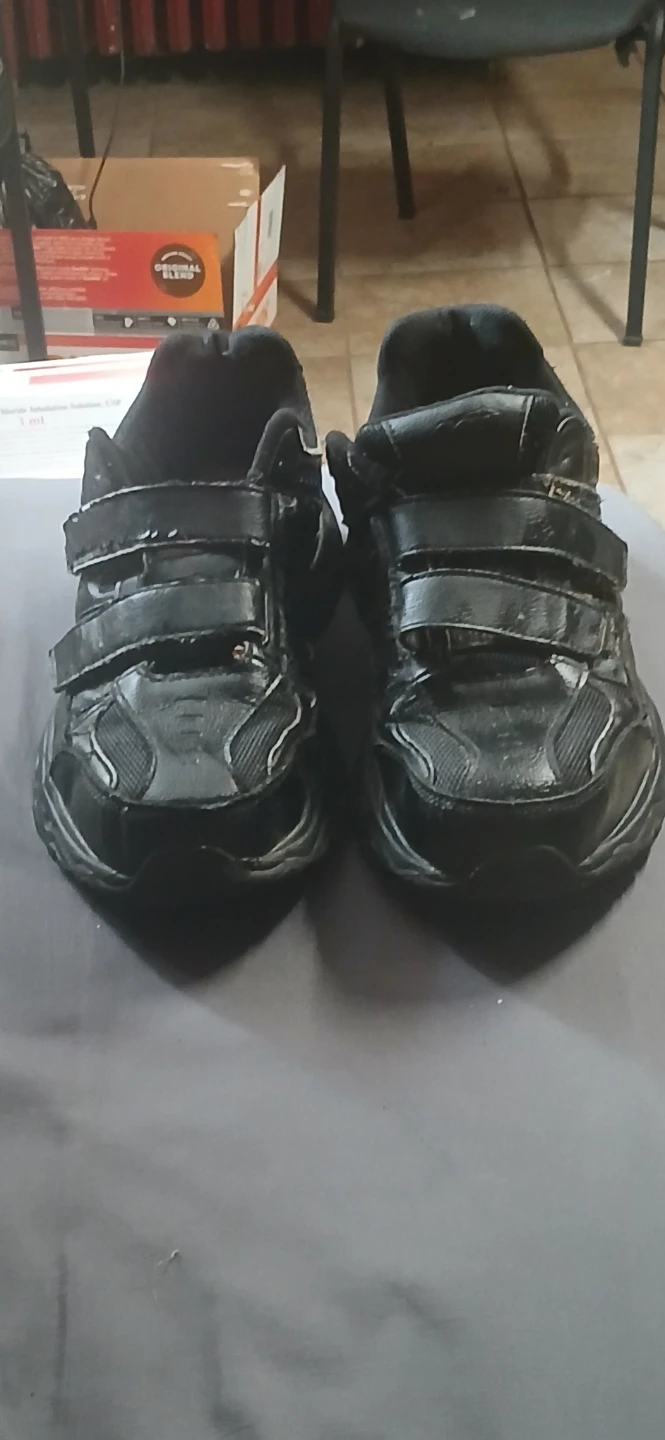 AVIA 13' velcro shoes