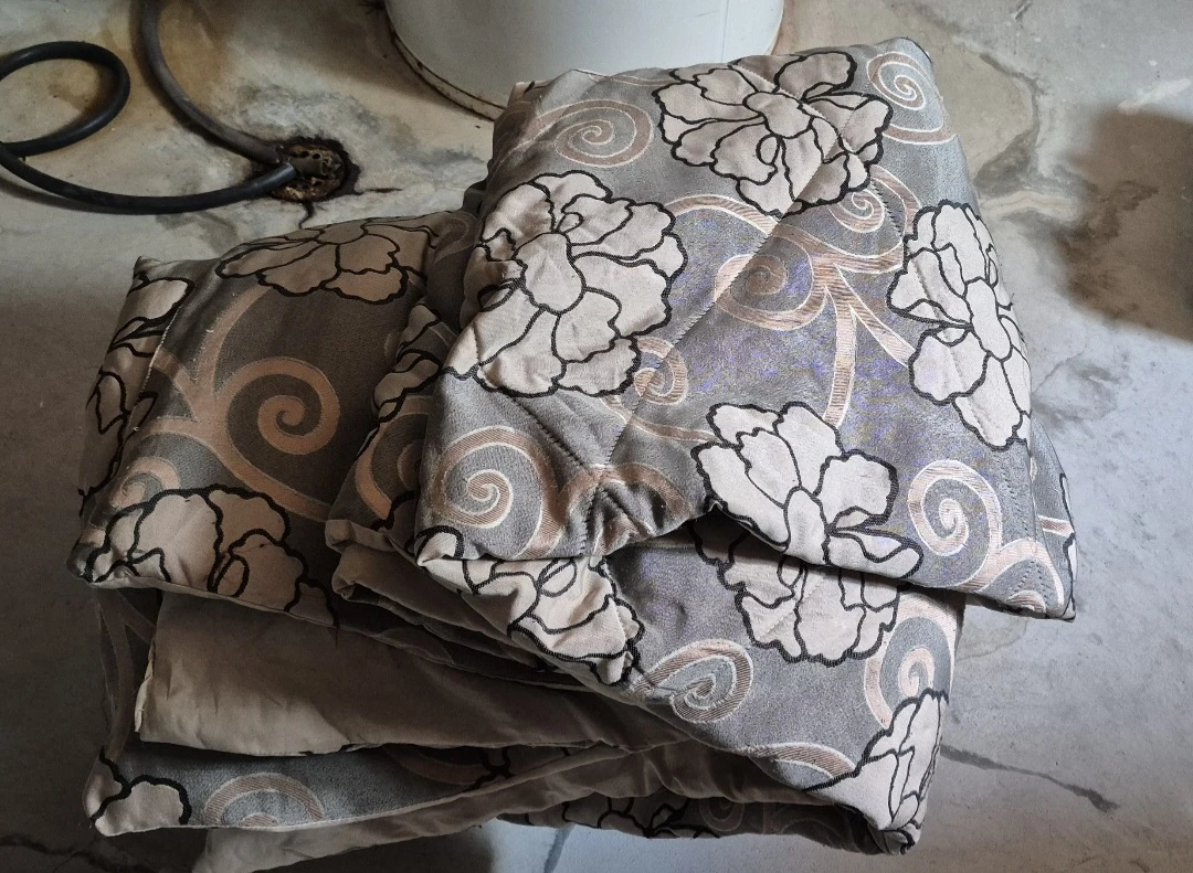 Quilted Throw Blanket with Floral Design