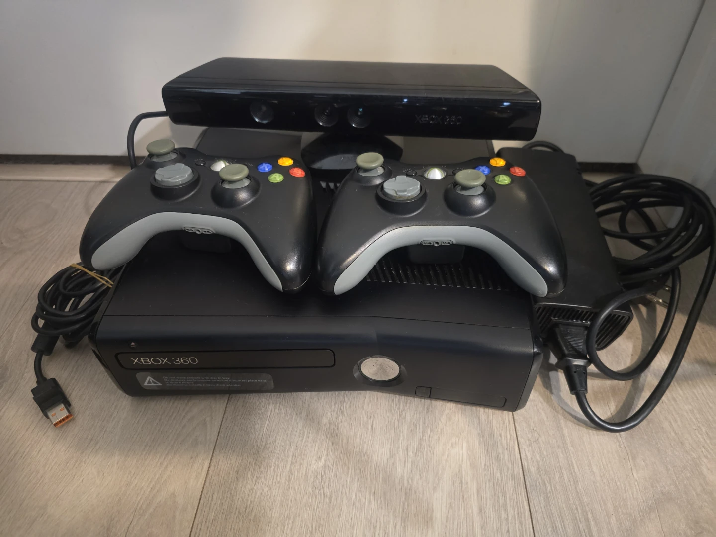 Xbox 360 Slim + Kinect Bundle