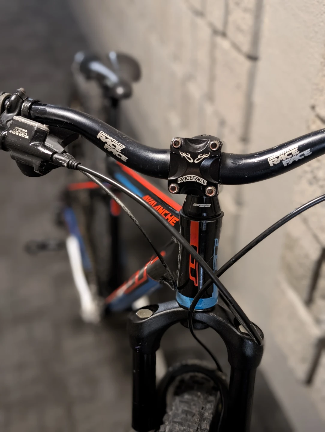 GT Avalanche Mountain Bike - photo 3
