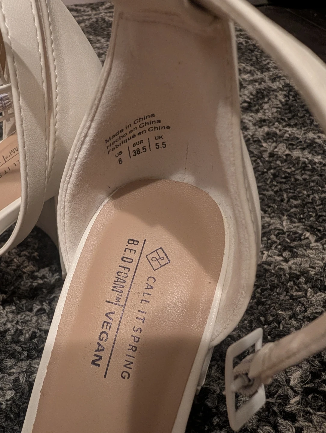 White closed toe heels - photo 3