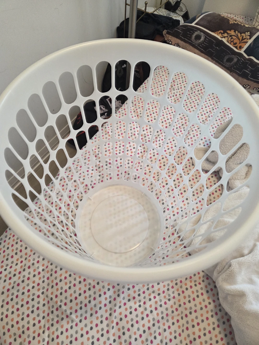 White Plastic Laundry Basket - photo 3