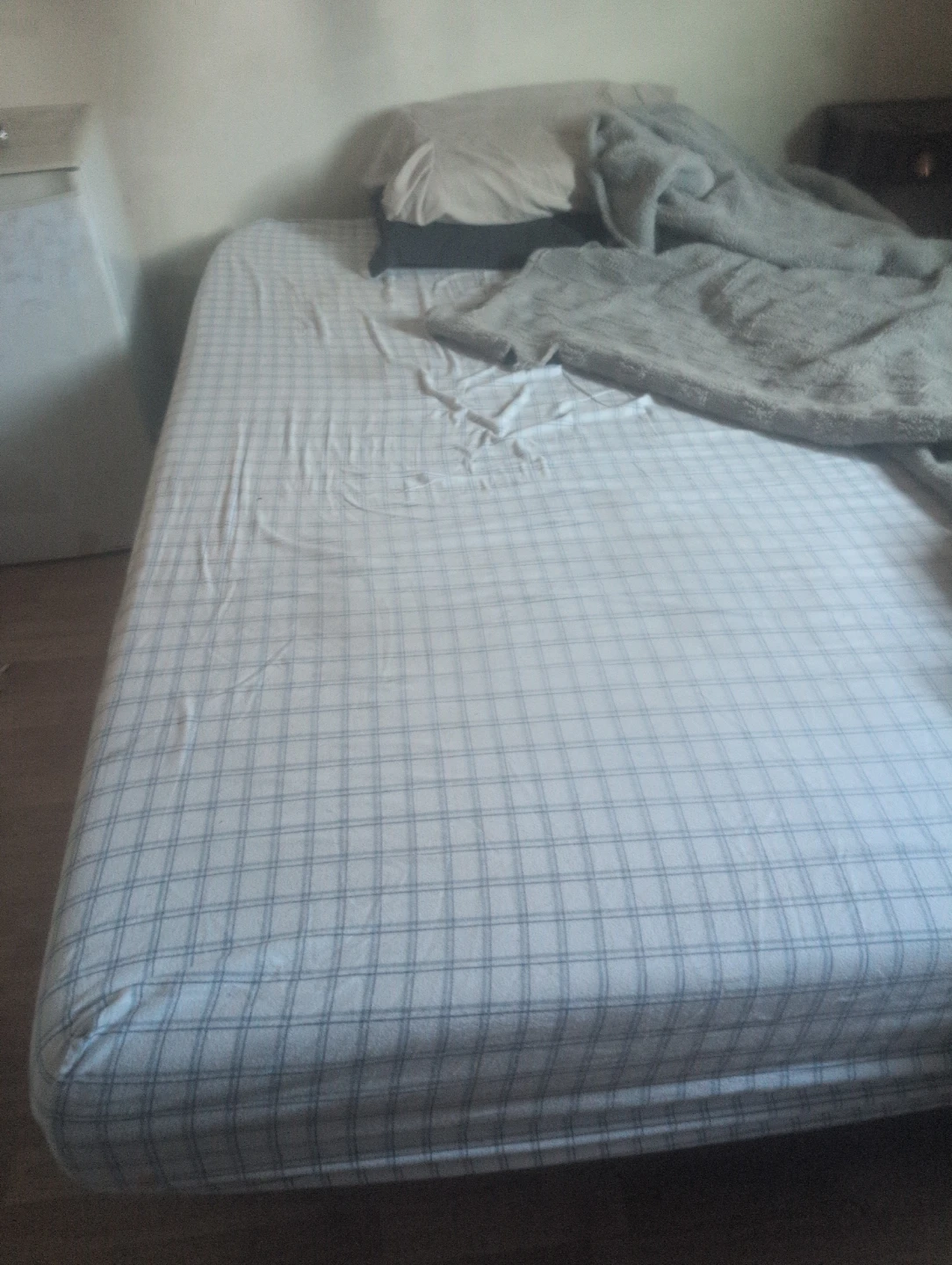 Queen size bed with frame ..like new - photo 2