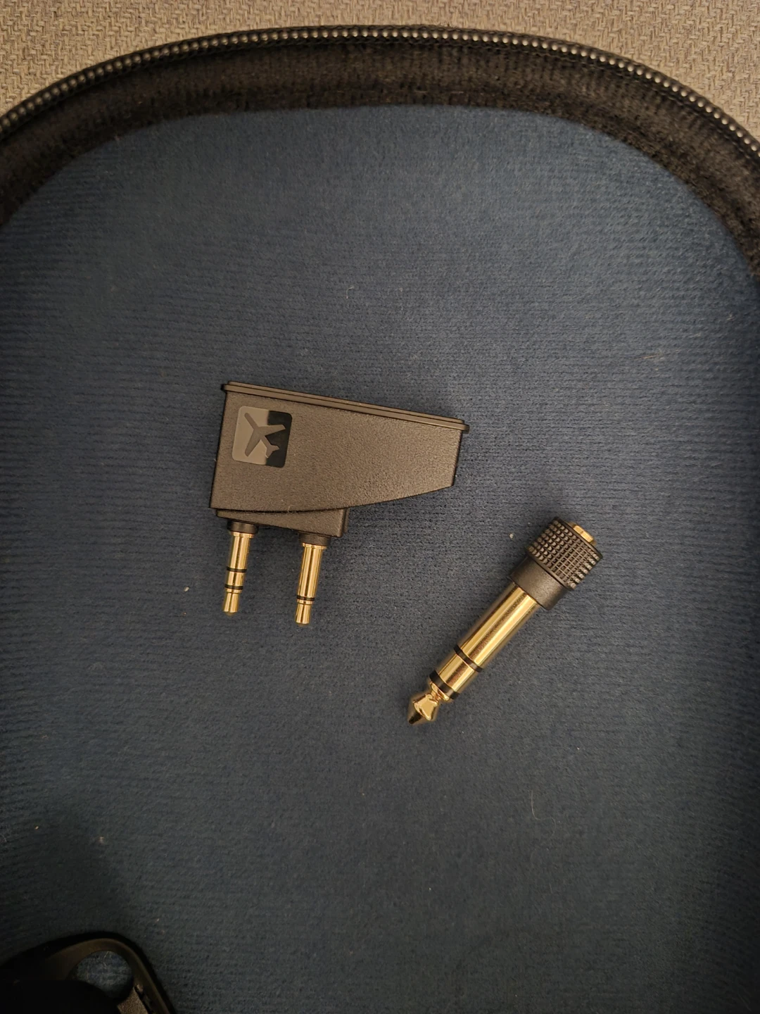 Bose Headphone Carrying Case with Adapters - photo 4