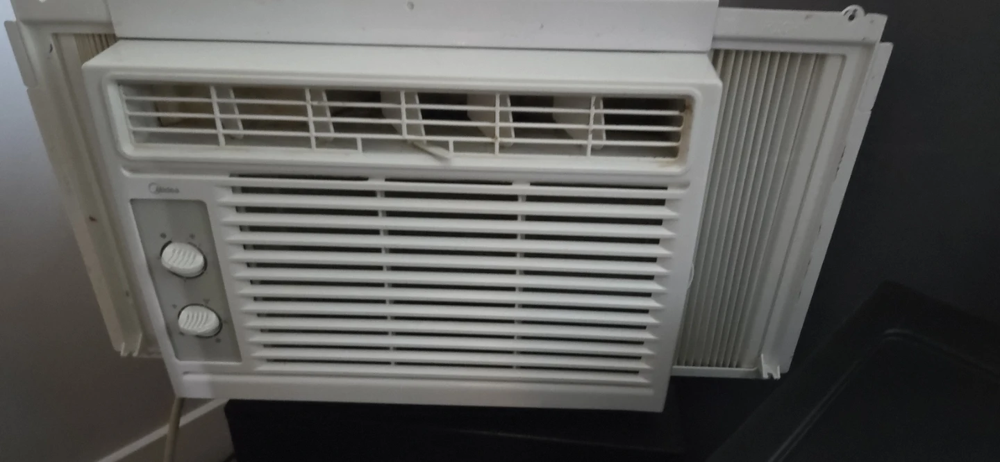 Midea Window Air Conditioner - photo 2