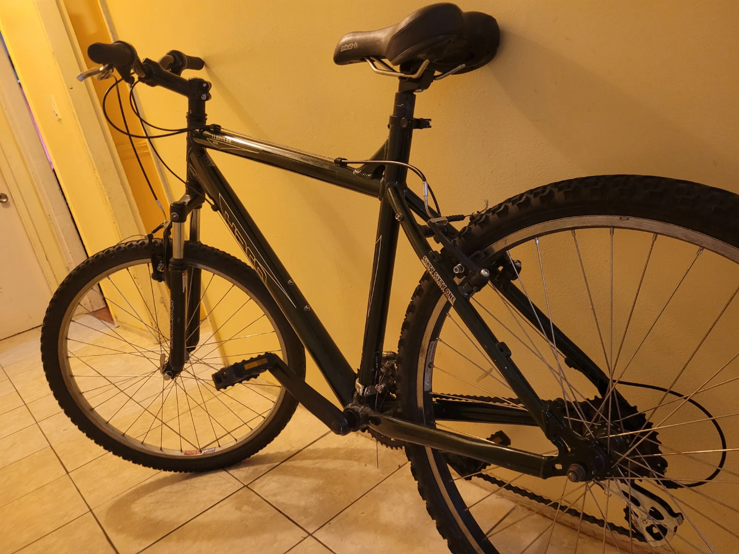 Used Haro Flightline 21 speed mountain bike - photo 2