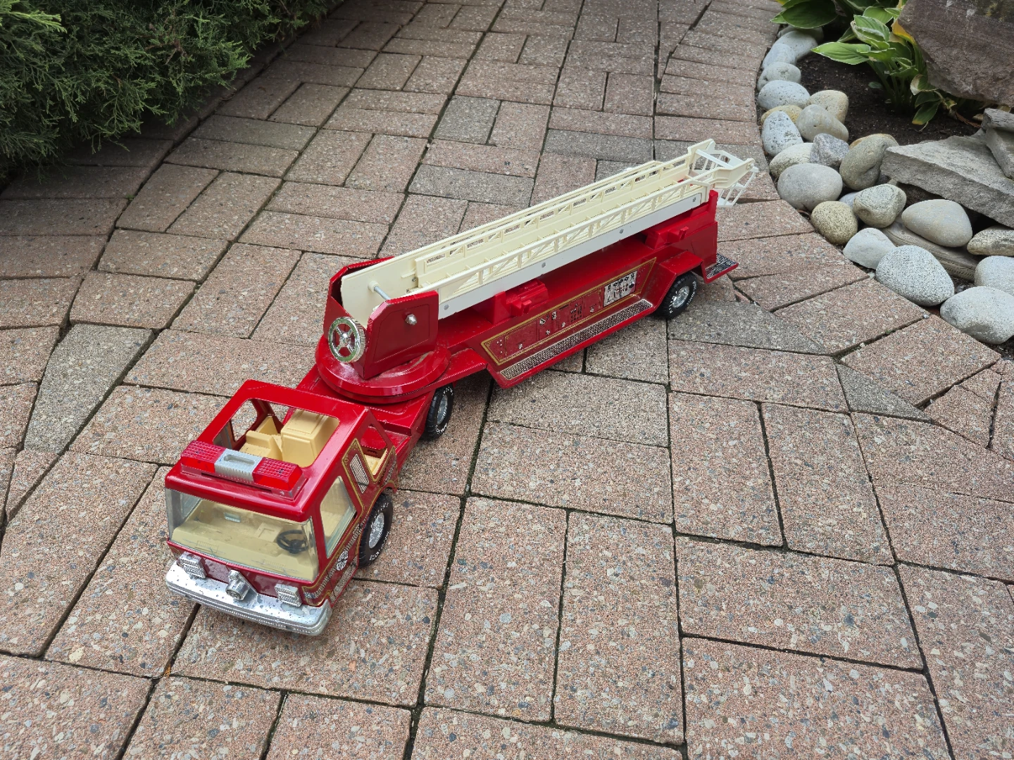 Metal Fire Truck Toy with Ladder - photo 4