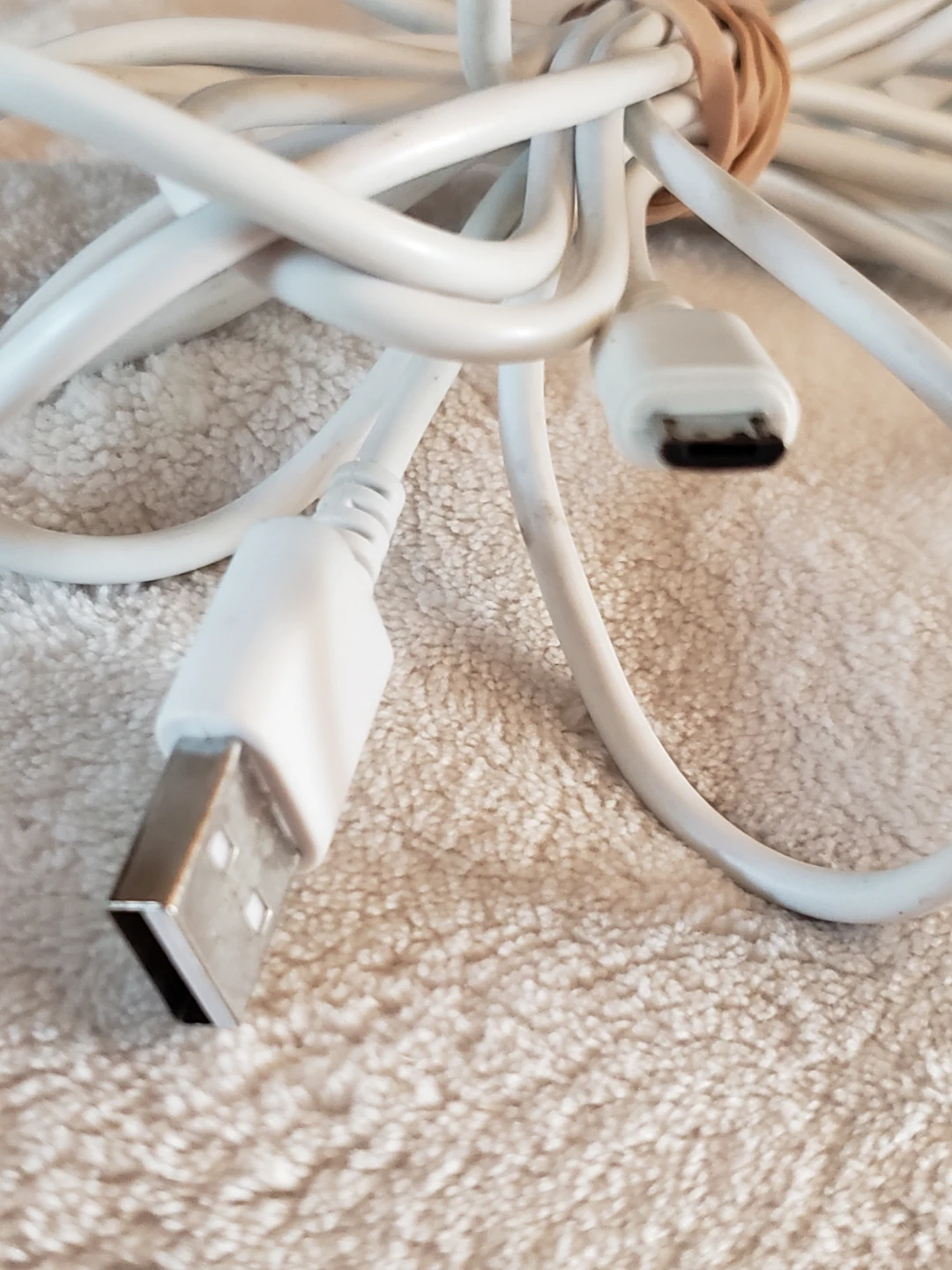White USB to Micro USB Charging Cable - photo 2