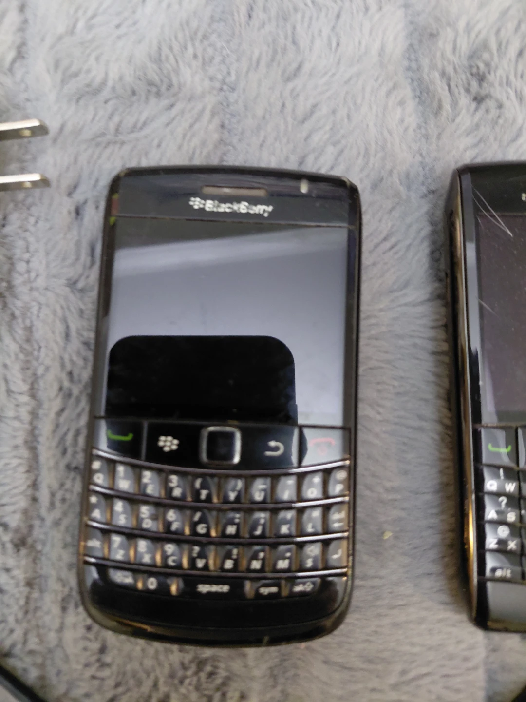 BlackBerry Bold 9650 & 8520 Phones for parts/repair - photo 3