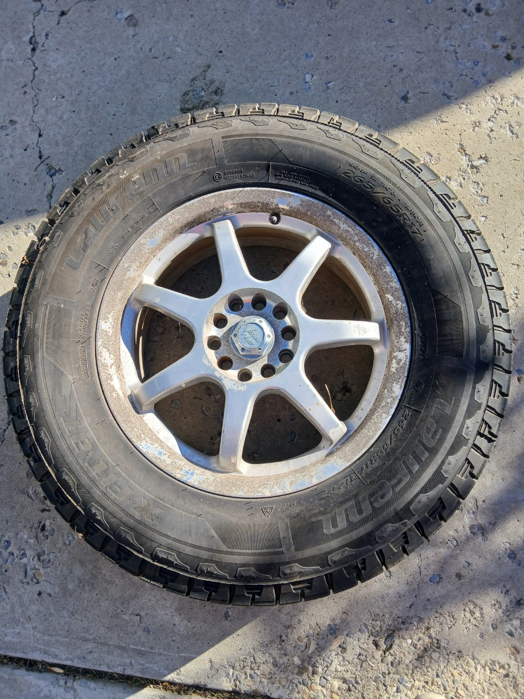 Laufenn 265/65R17 winter Tire and Rim - photo 3