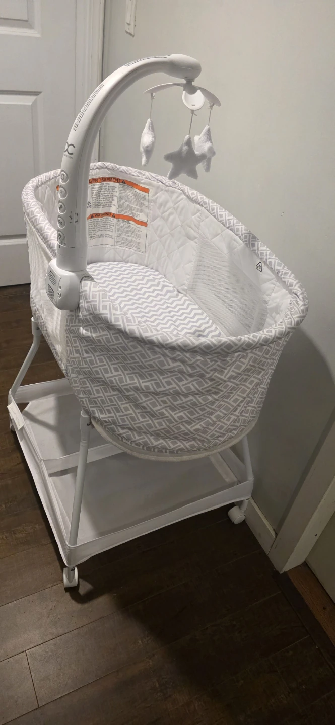 Bassinet with fitted mattress sheets