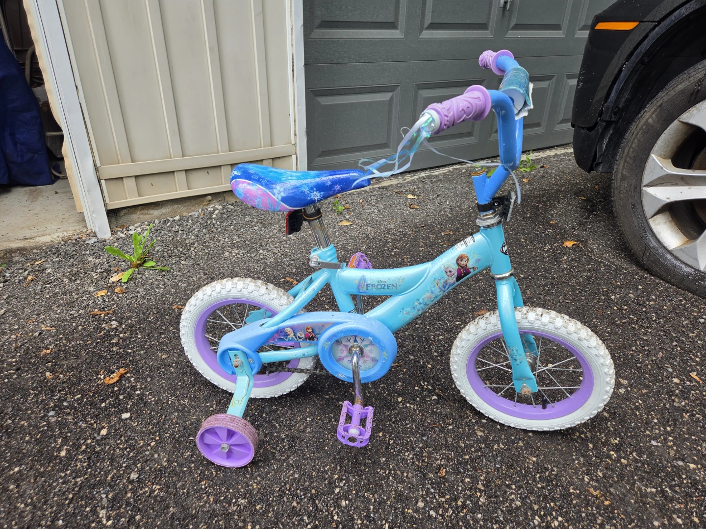 Children's bike with training wheels