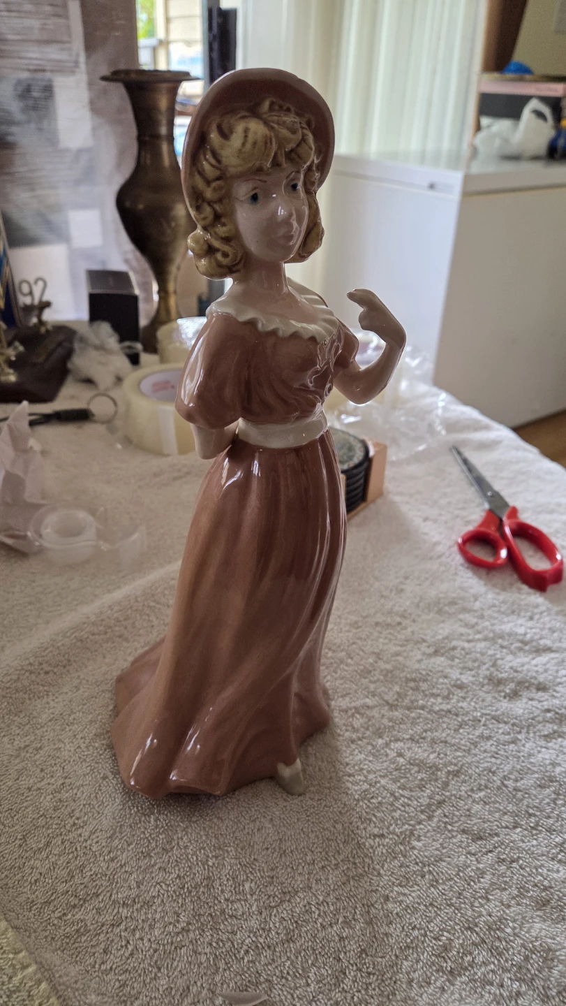 Porcelain Victorian lady figurine in pink dress - photo 3