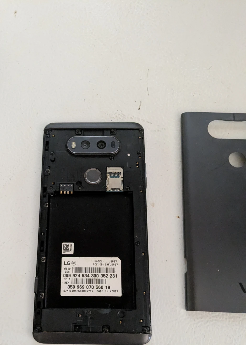LG v20 ** needs battery** - photo 2