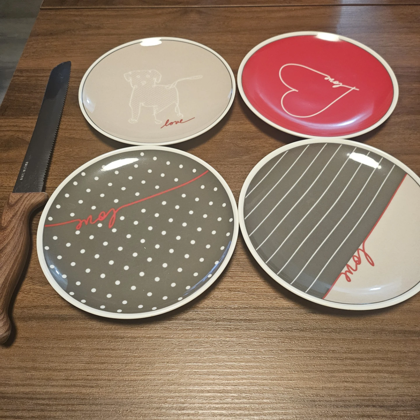 Set of 4  Plates and bread knife