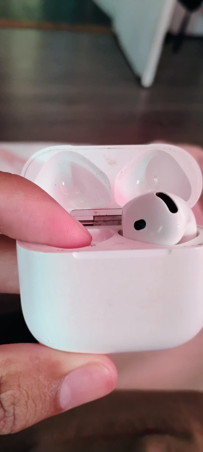 Gen 4 airpods (only one airpod in it, left side)