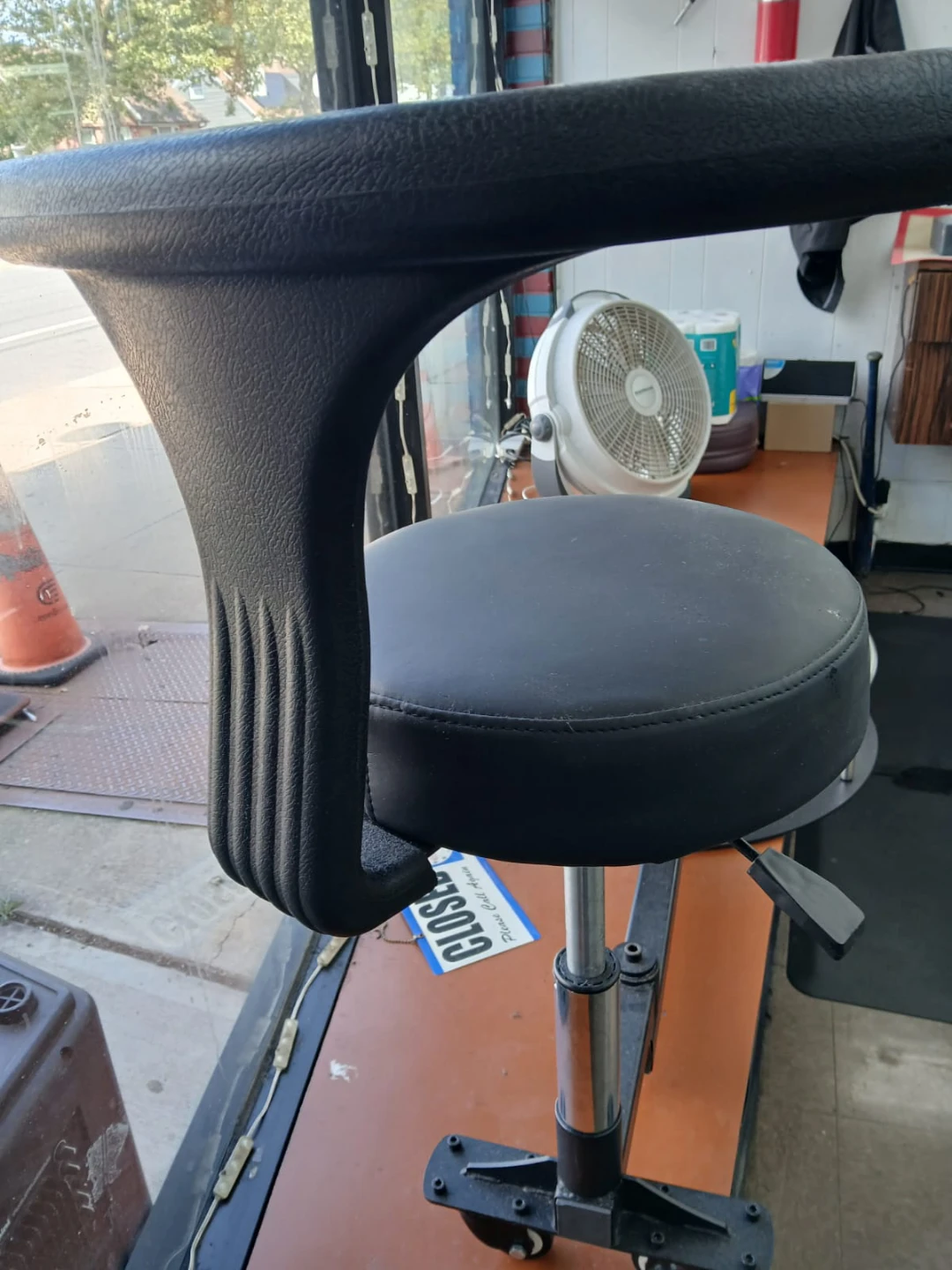 Barber stool with circular foot rest - photo 2