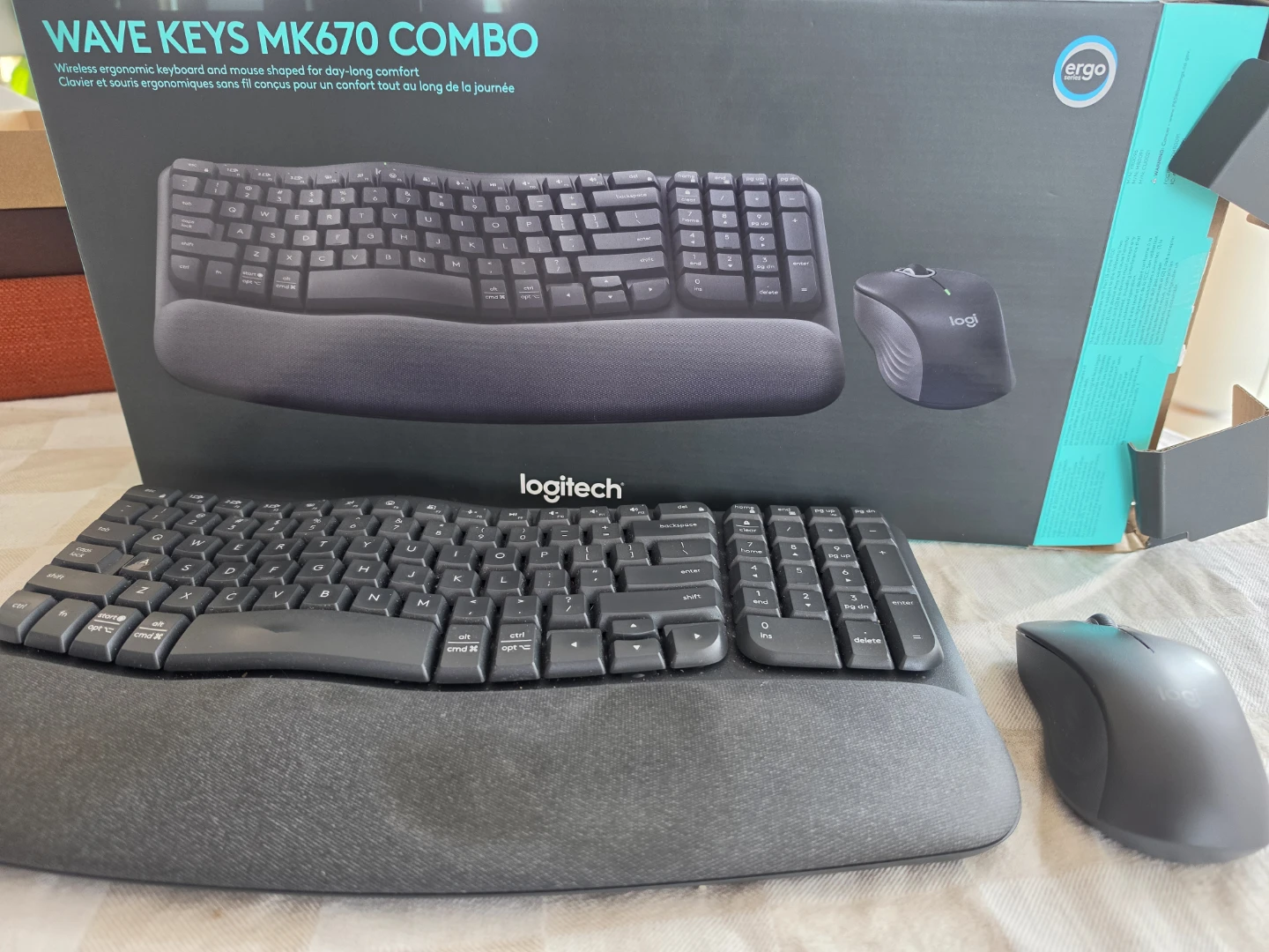 Logitech Wave Keys MK670 Combo Keyboard and Mouse