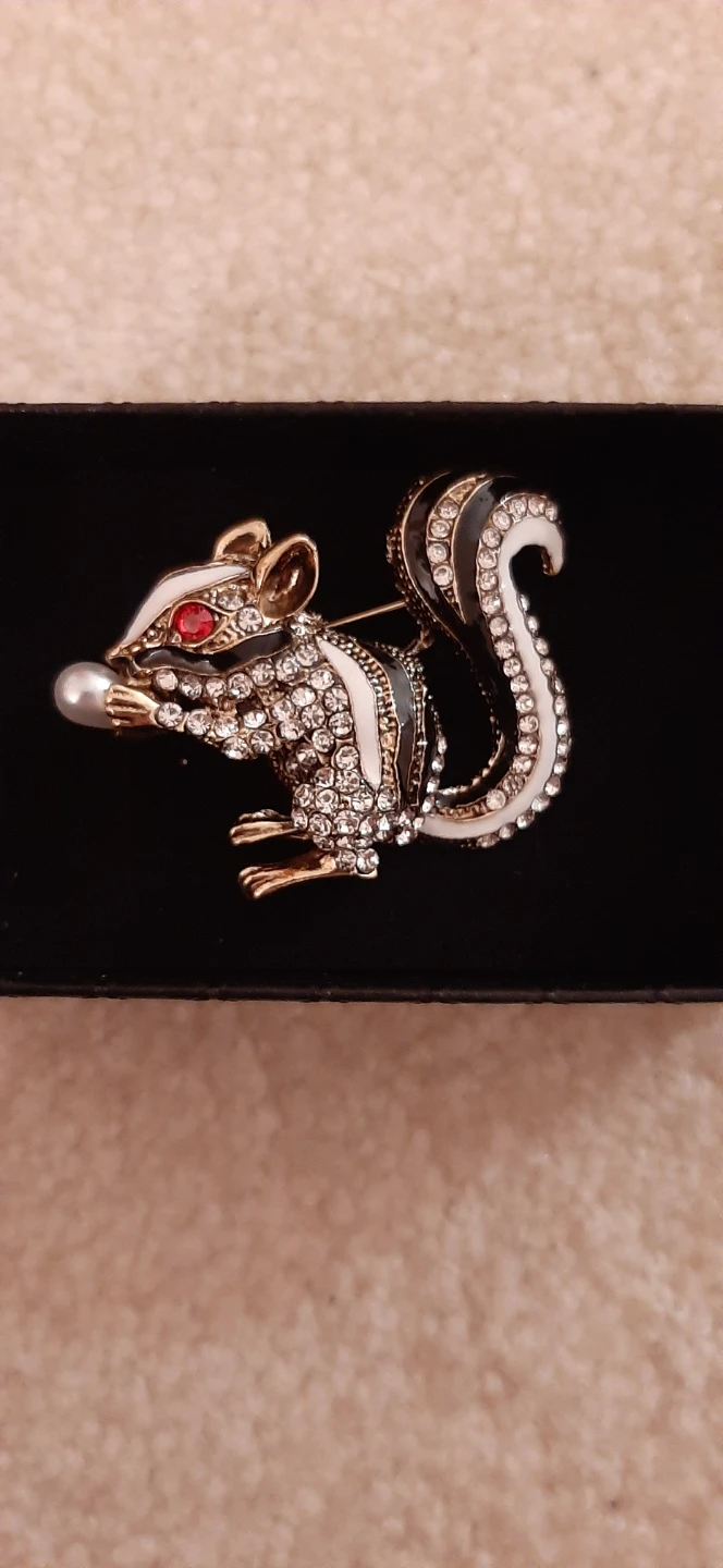 Elegant squirrel-shaped brooch