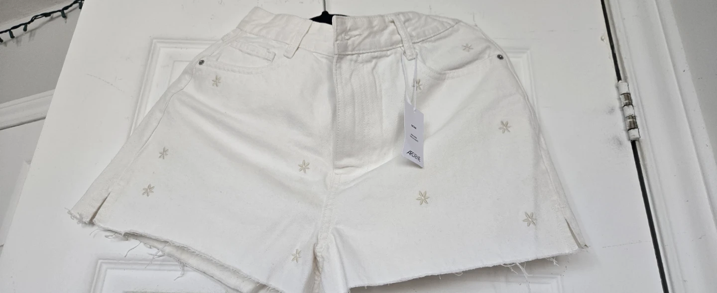Ardene White Mom Shorts Size 07