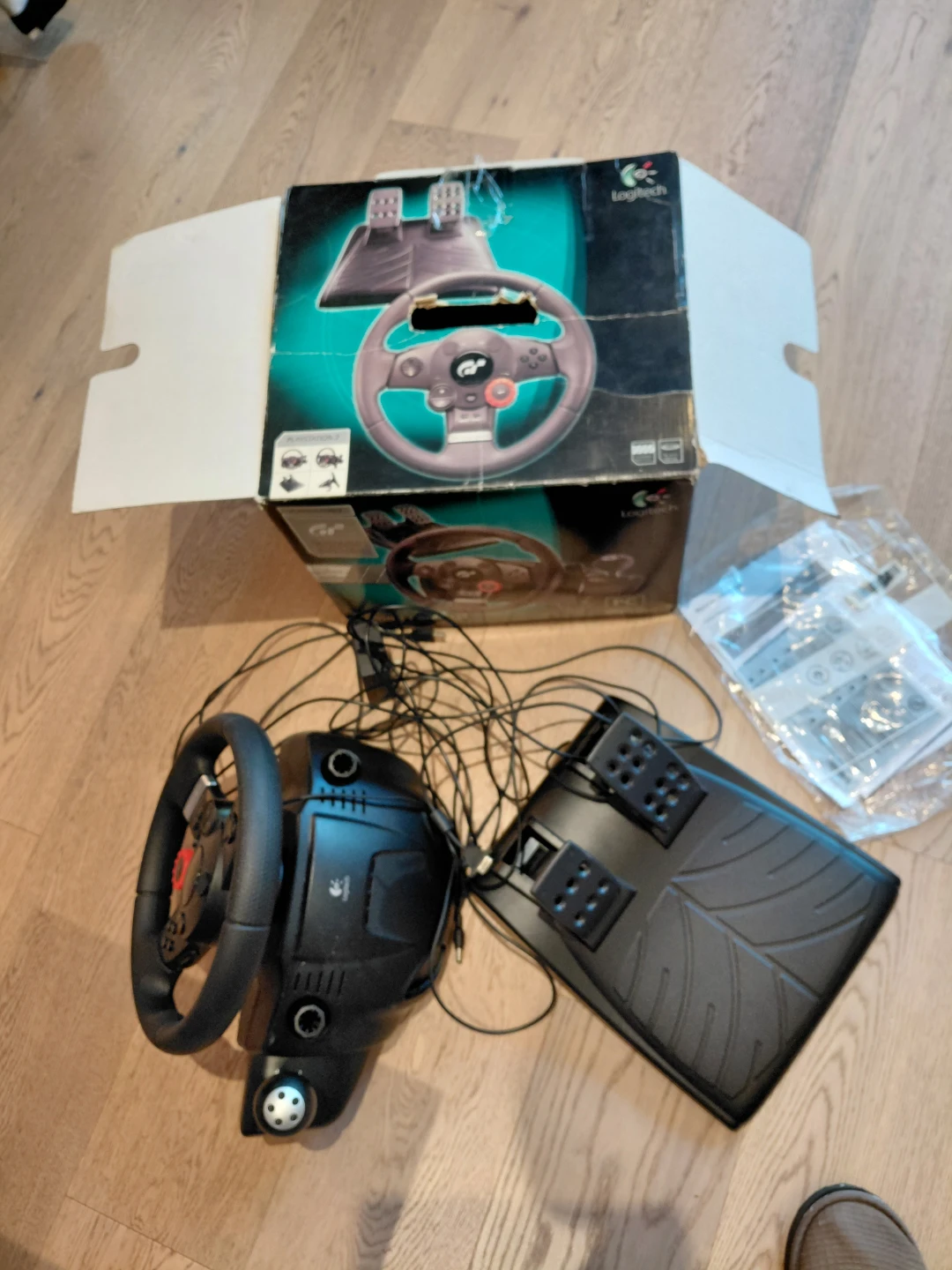 Logitech Driving Force GT Racing Wheel & Pedals - PS3 - photo 3