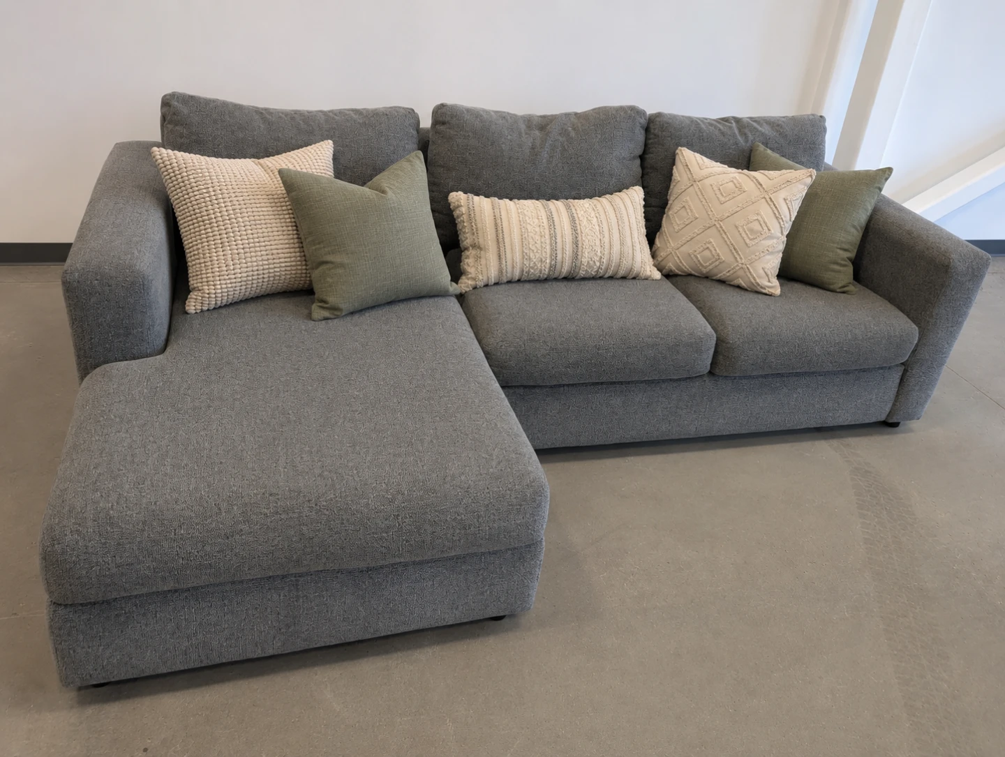 Free delivery! Grey Sectional